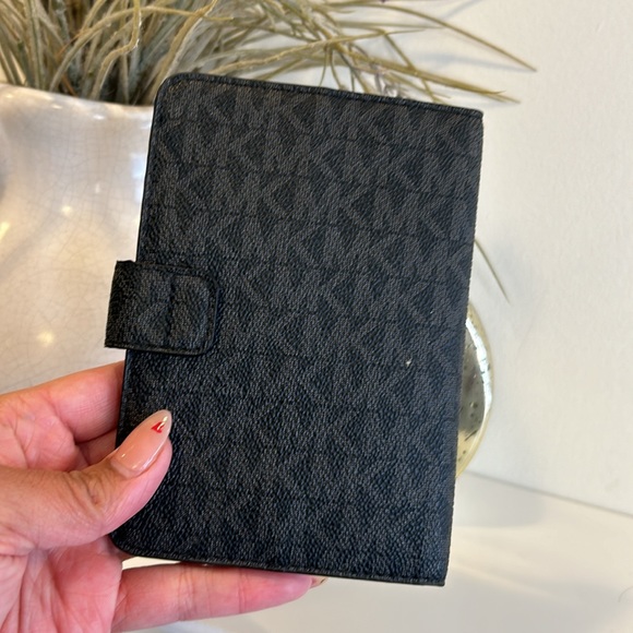 Michael kors monogram charcoal passport holder - Picture 2 of 14
